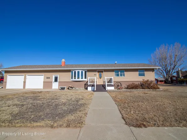 902 1st St NW, Bowman, ND 58623