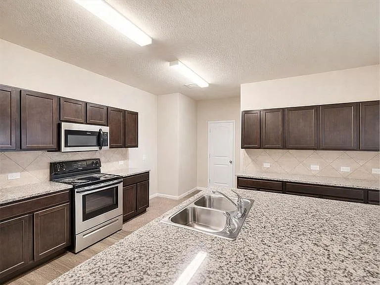 5913 Diamondleaf Bnd — Photo 4