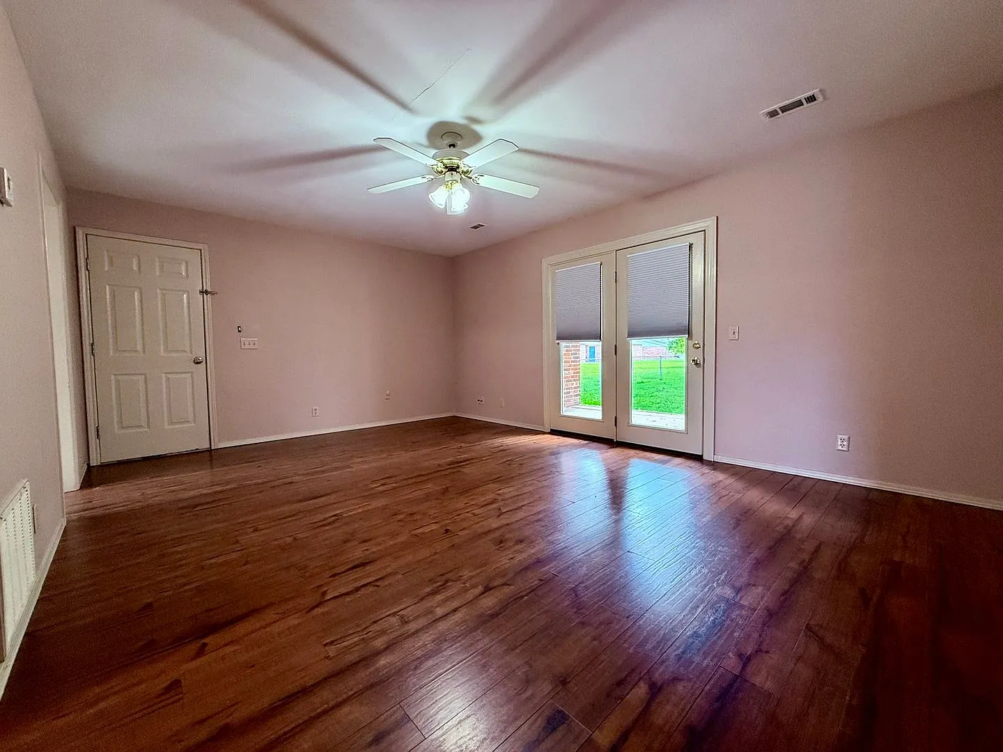 1404 A Camellia — Photo 4