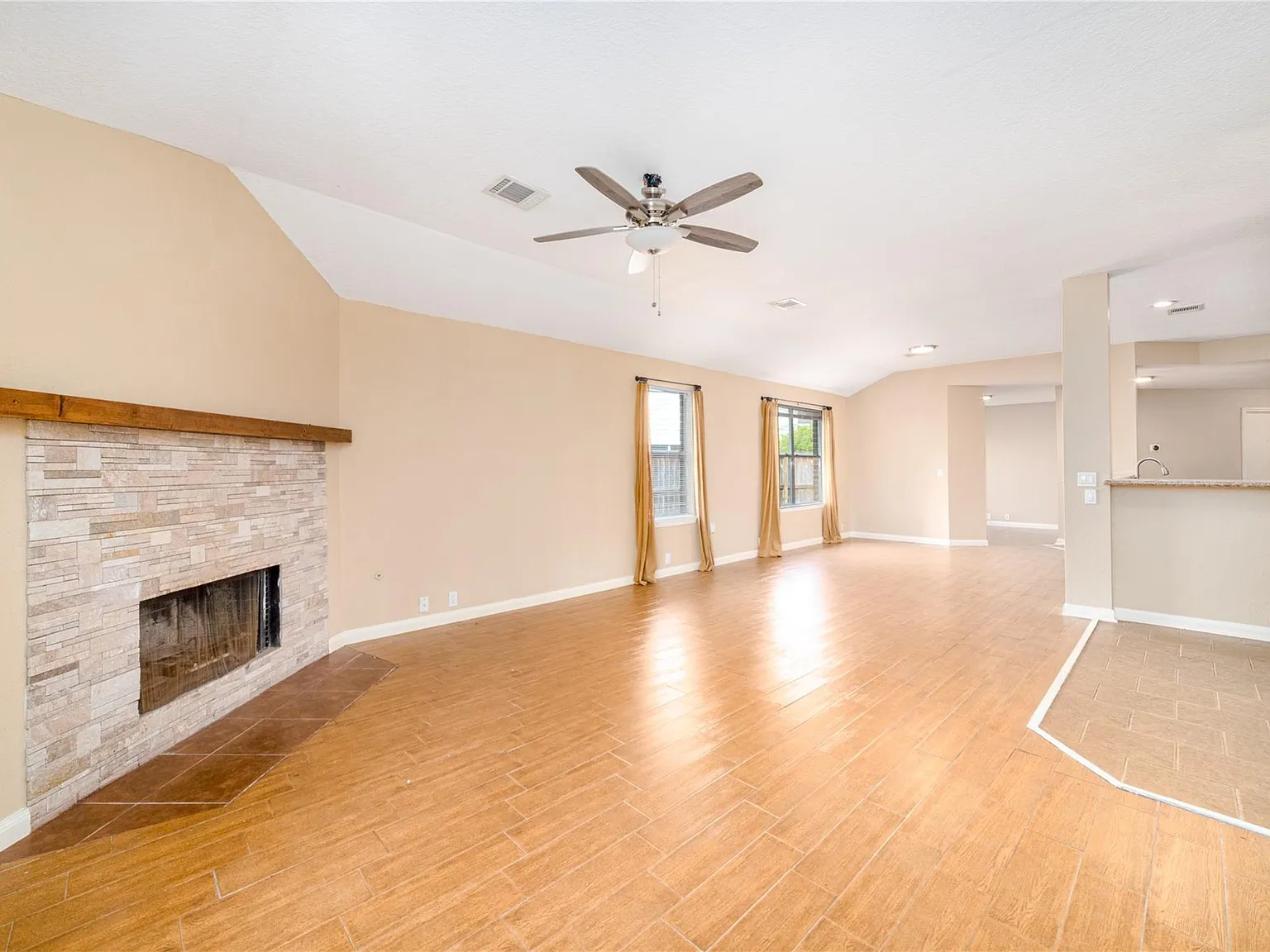 3 bed, 2.0 bath, 1717 sqft, $2,150 — Photo 4