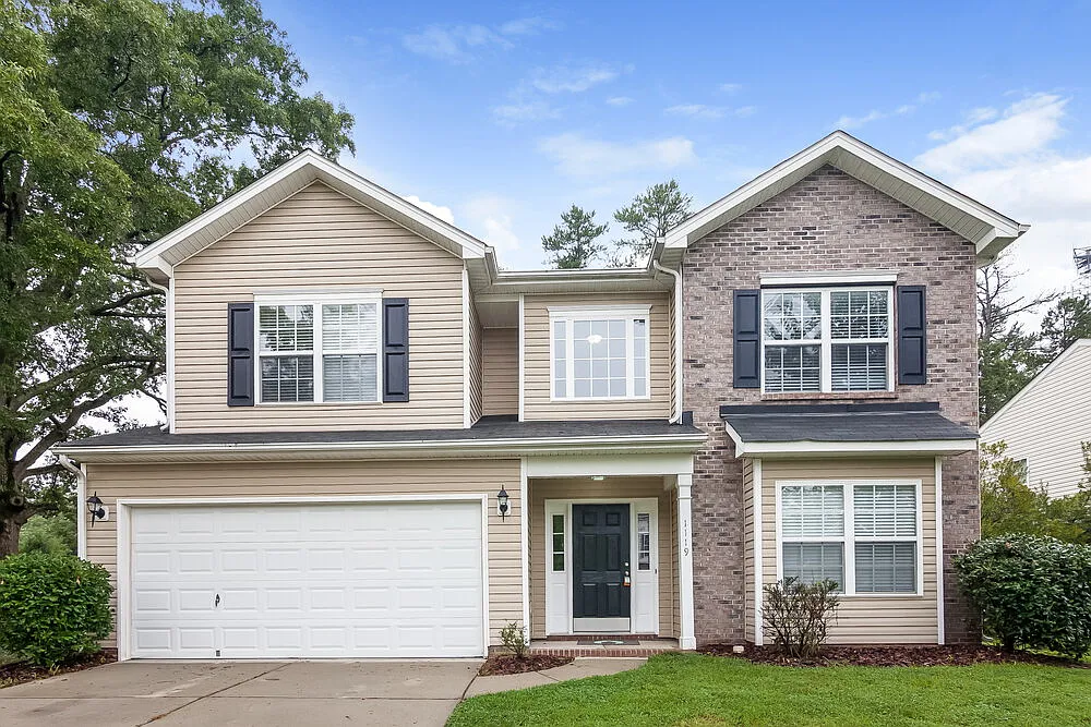 4 bed, 2.5 bath, 2400 sqft, $2,200 — Photo 1