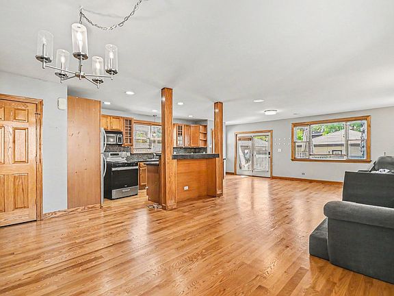 3rd image of 4440 N La Crosse Ave
