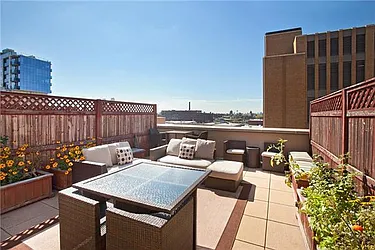 Rented by Space Marketing Shop