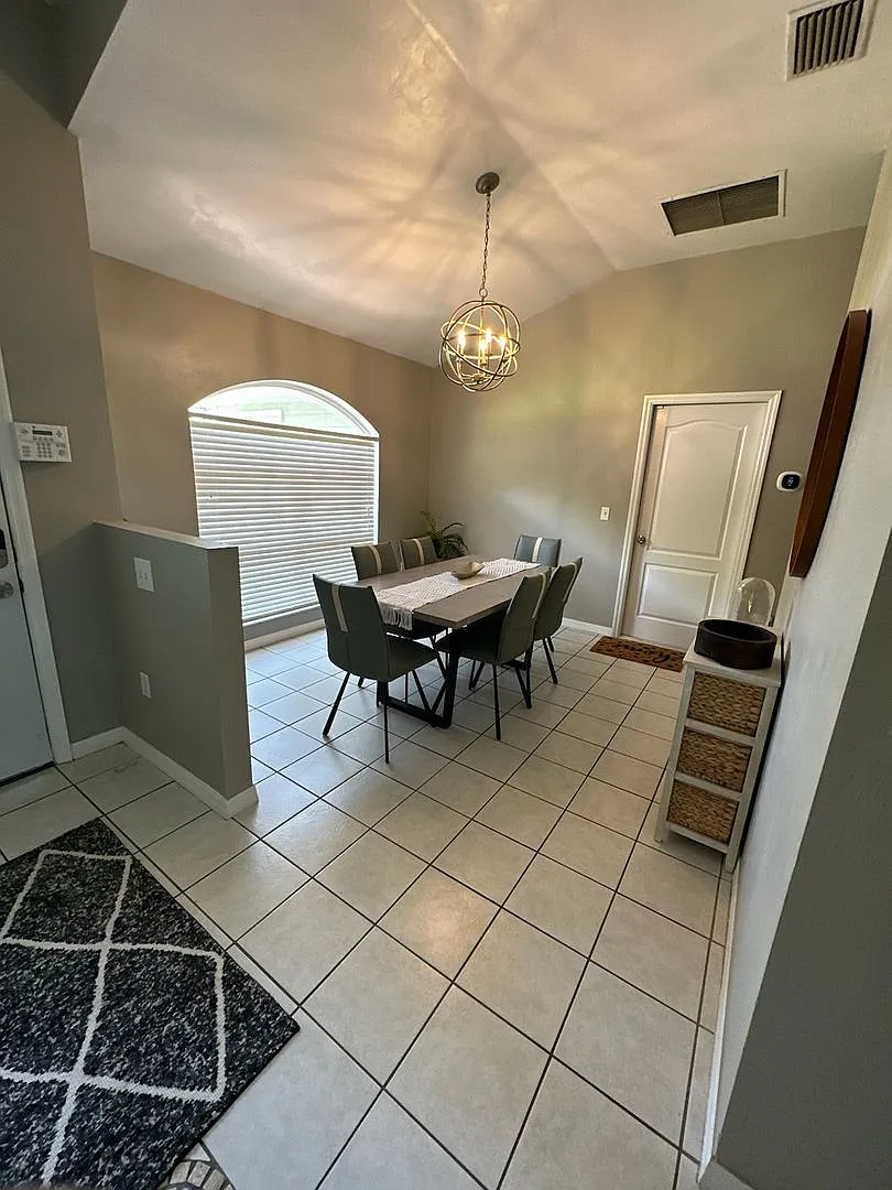 4 Bed / 3 Bath House! Close to UF & Everything! Ask for Kathleen when you inquire! — Photo 3
