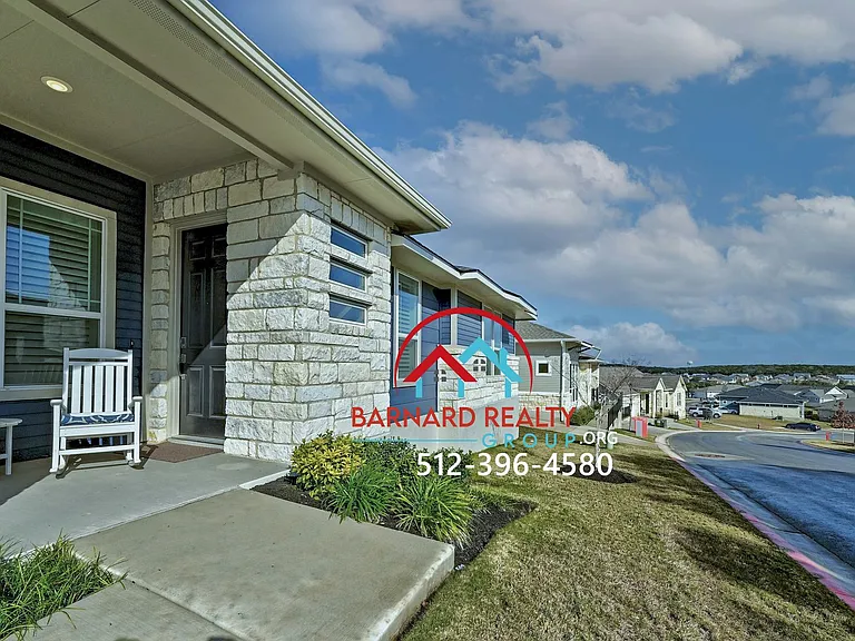 205 Eagle Dr — Photo 2