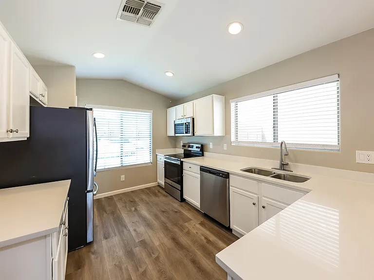 10016 W Gross Ave — Photo 6