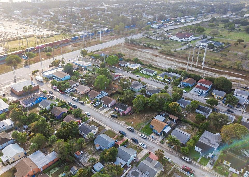 1st image of 555 W 2nd Street