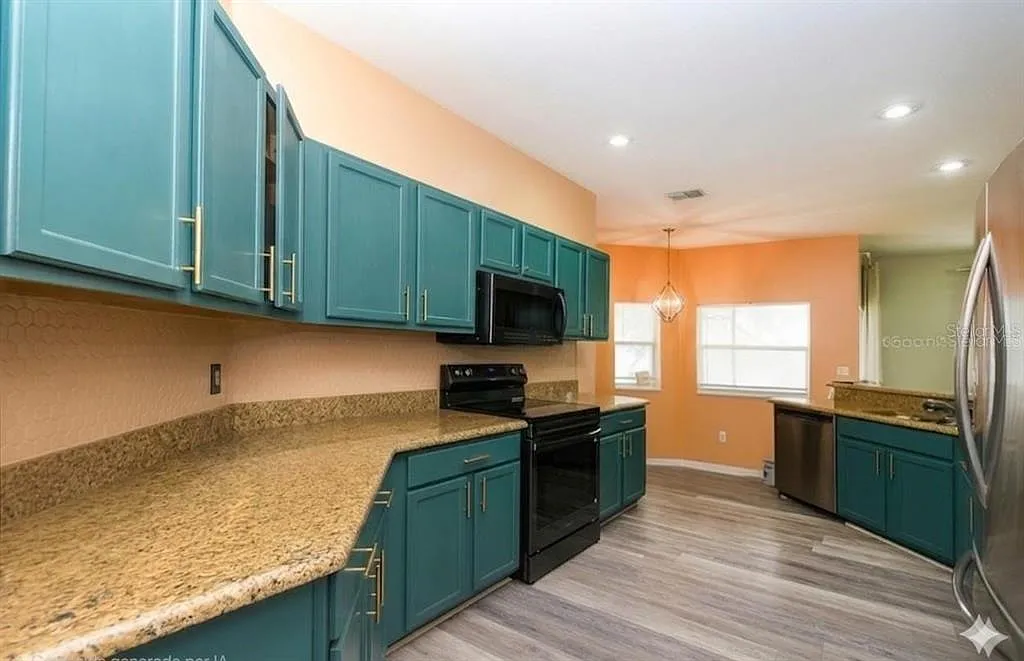 3 bed, 2.0 bath, 1950 sqft, $2,500 — Photo 2