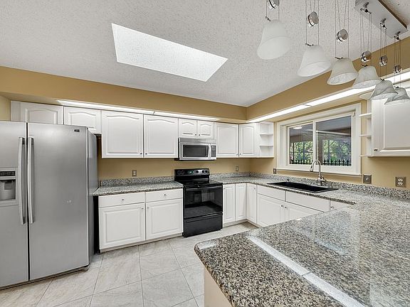 2nd image of 122 Polo Ln