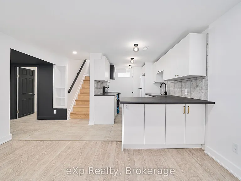 111 Riverside Dr N — Photo 7