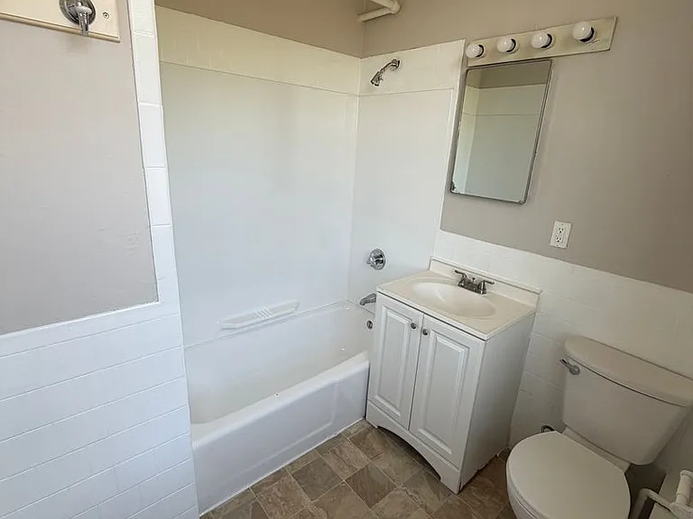 423 Pelham St — Photo 9