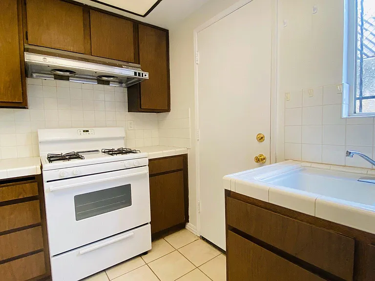 927 W College St #2 — Photo 10