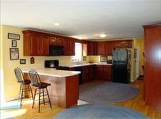 8 Hummingbird Ln, Hudson, NH 03051