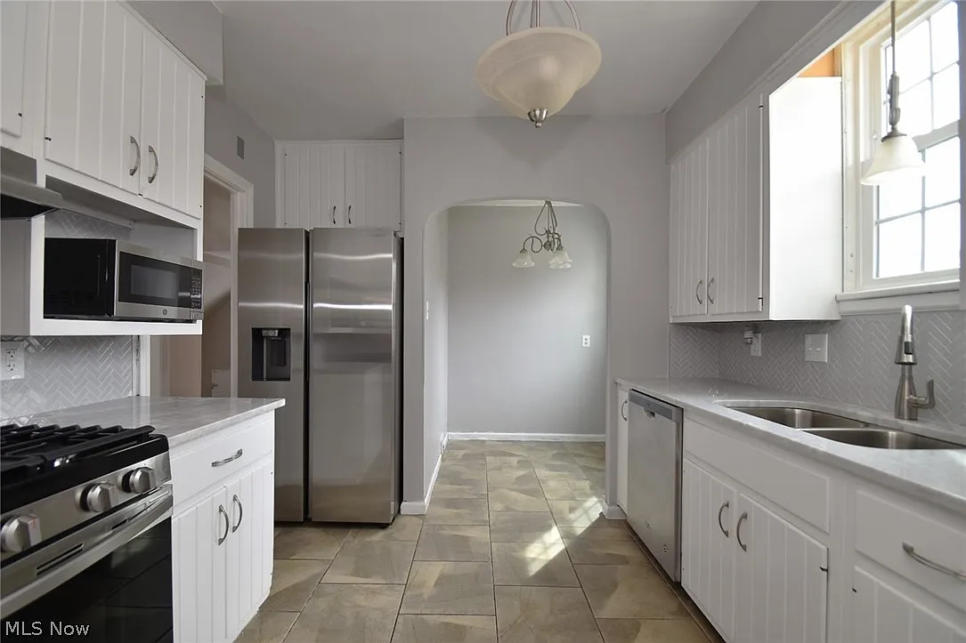 4 bed, 2.5 bath, 1904 sqft, $2,600 — Photo 2