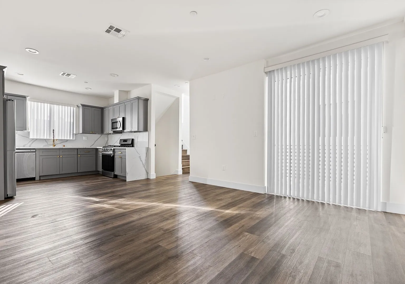 Modern and Updated 4 bed / 4 1/2 bath townhome located in the desirable Sawtelle neighborhood — Photo 4