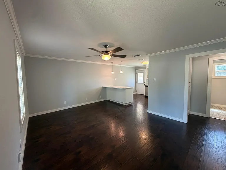 515 E Inwood Dr — Photo 3