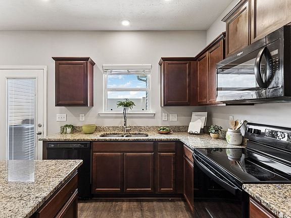 3rd image of 4050 Saddlecreek Way