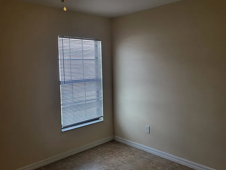 1914 SW 15th Pl — Photo 5