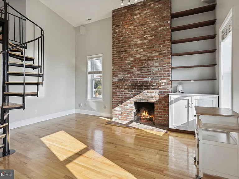 676 4th St NE #402 — Photo 3