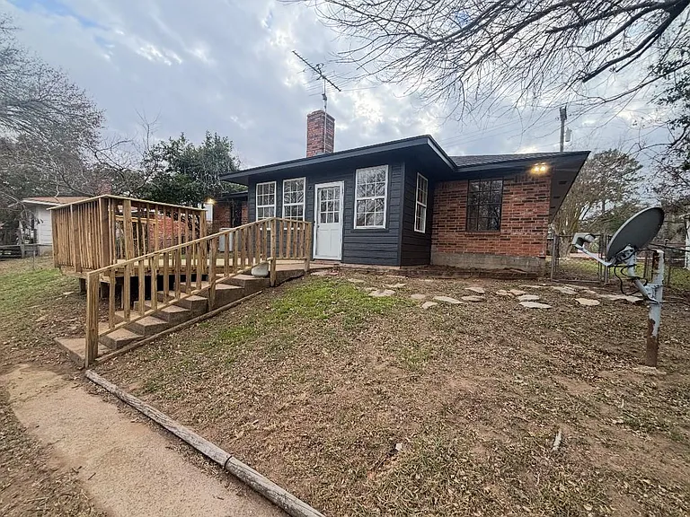 1803 S Park St — Photo 18