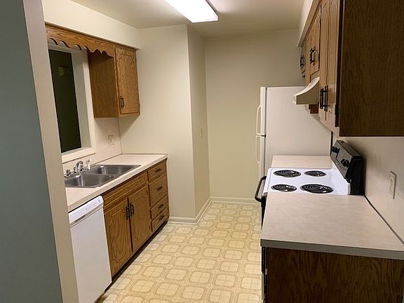 3rd image of 14860 Sherwood Dr #14864