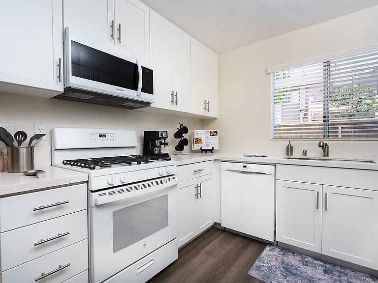 Sunstone Place Apartments — Photo 11