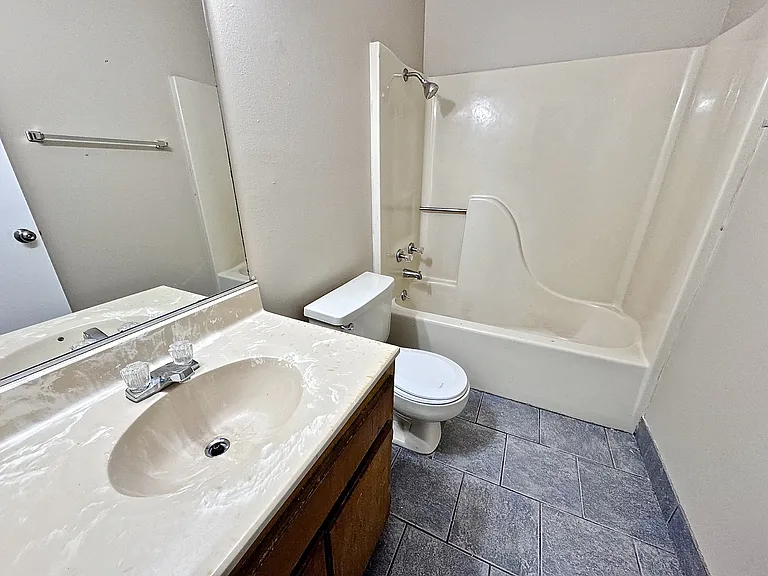 922 W Oak Ave #2 — Photo 10