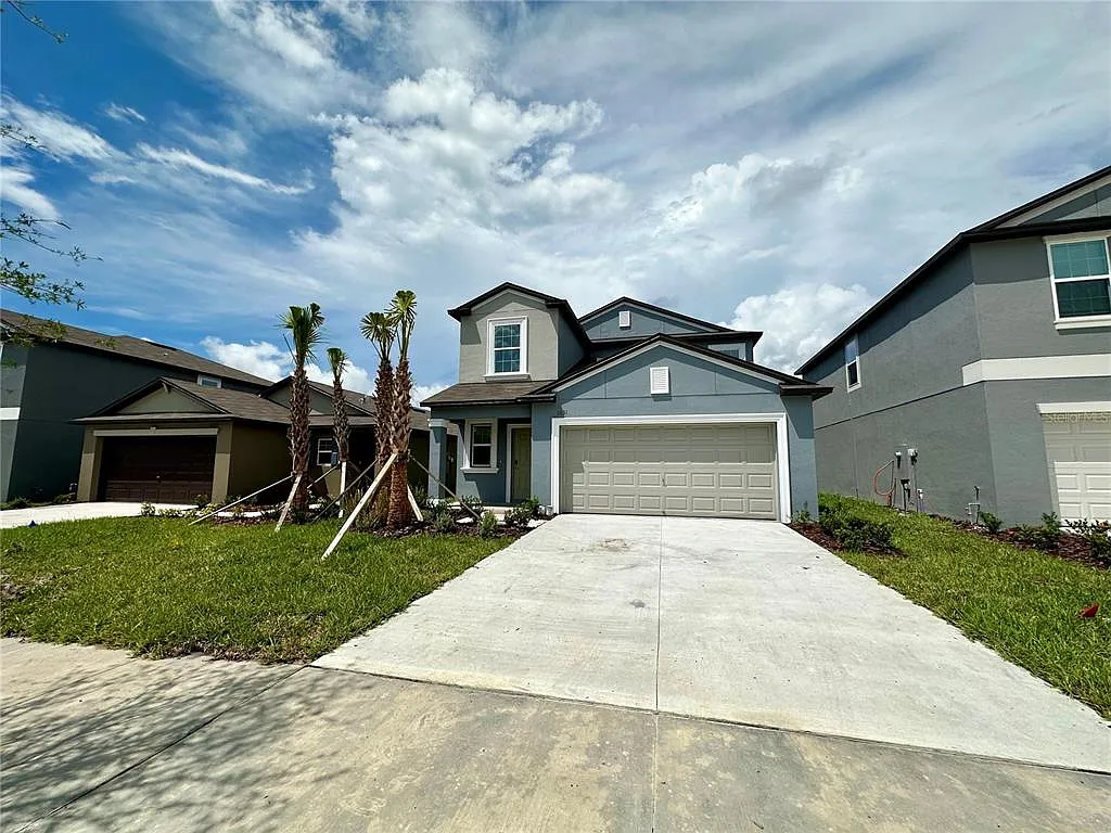 5 bed, 2.5 bath, 2389 sqft, $2,650 — Photo 2