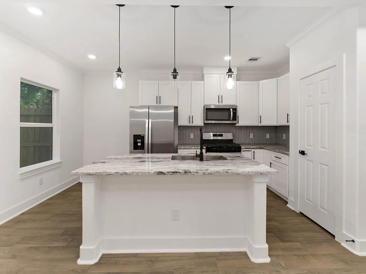 3 bed, 2.5 bath, 3738 sqft, $2,350 — Photo 4