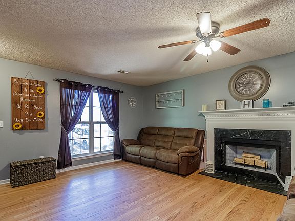 5th image of 615 W Culberson Ave
