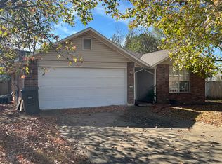 1143 S Liberty Dr, Fayetteville, AR 72701