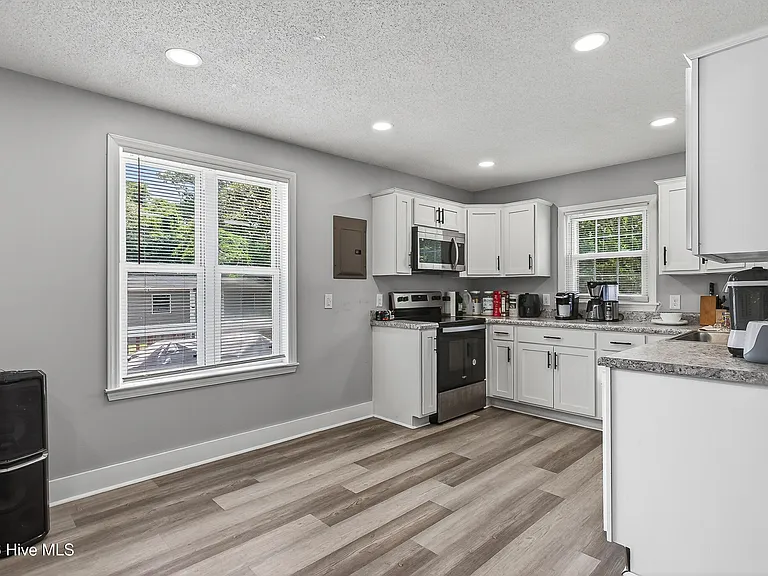 403 Sherwood Rd — Photo 9