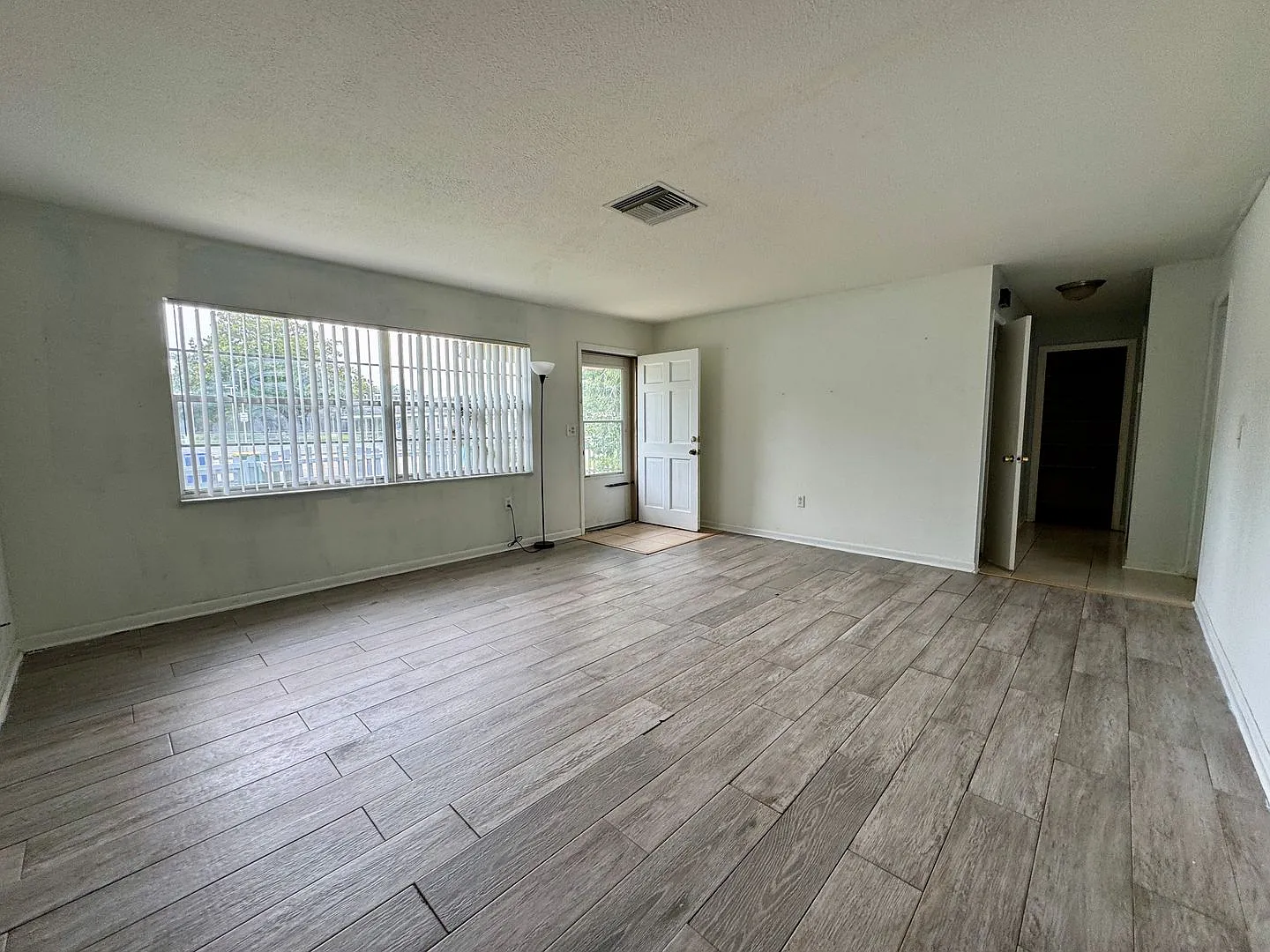 Coming Soon! Charming 2 Bedroom, 1 Bathroom Home Minutes From Downtown Tavares! — Photo 3