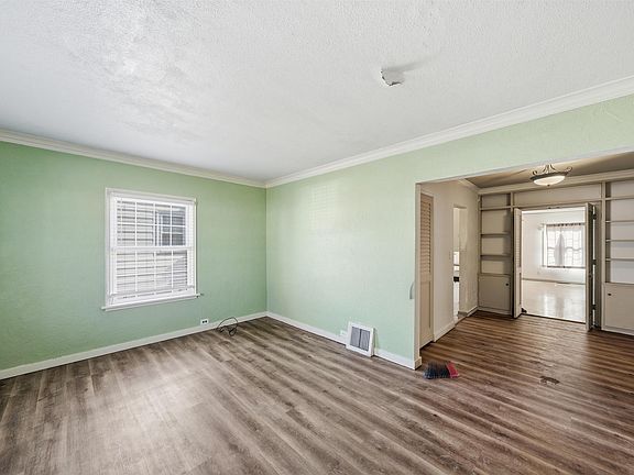 4th image of 904 E Seneca Pl