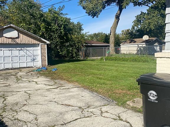 3rd image of 6818 Maple Ct