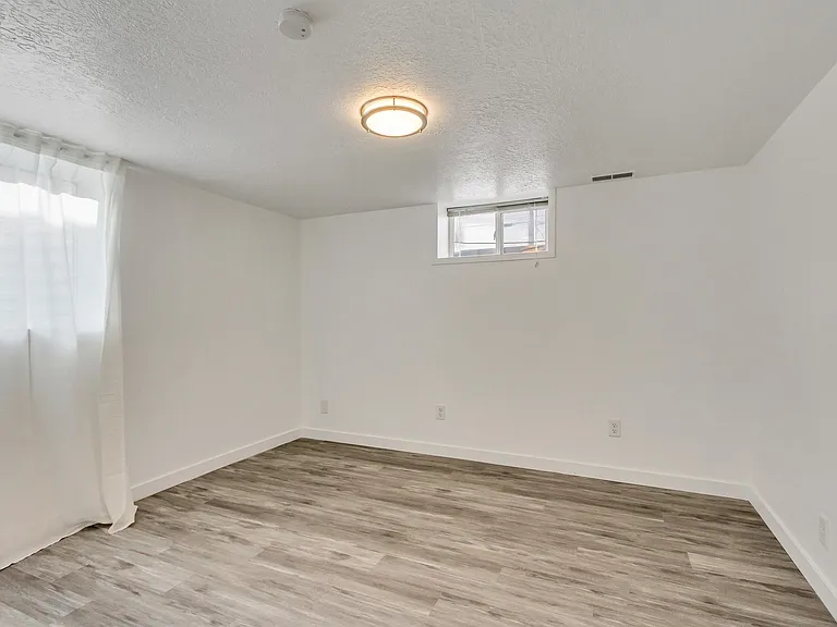 235 N 800 E — Photo 11