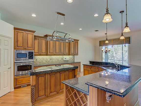 5th image of 894 Hillcrest Dr
