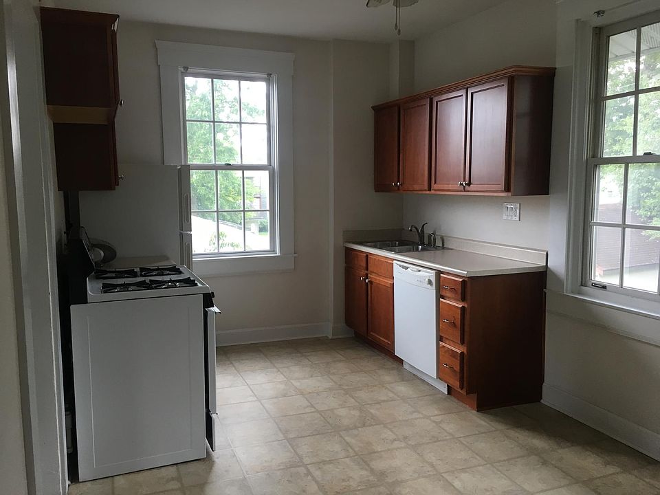 Eat-in kitchen