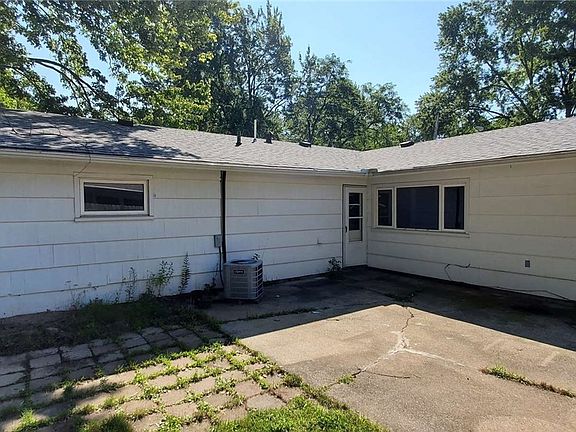 3rd image of 136 Whitehall Dr