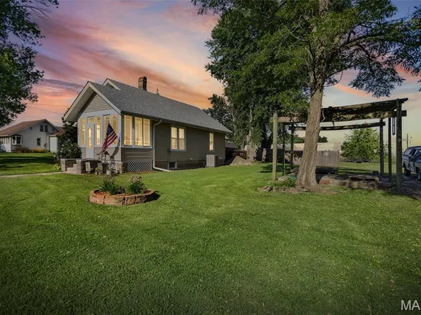 906 N Main St, White Hall, IL 62092