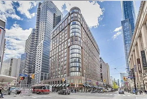 7 Carlton St #1013 Photo 1