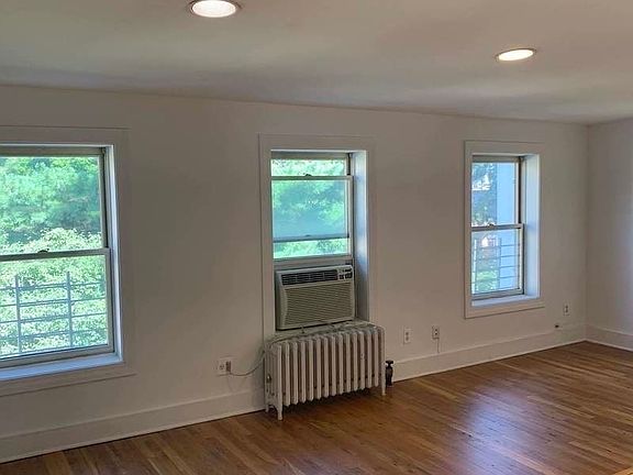 3rd image of 606 Carlton Ave #401