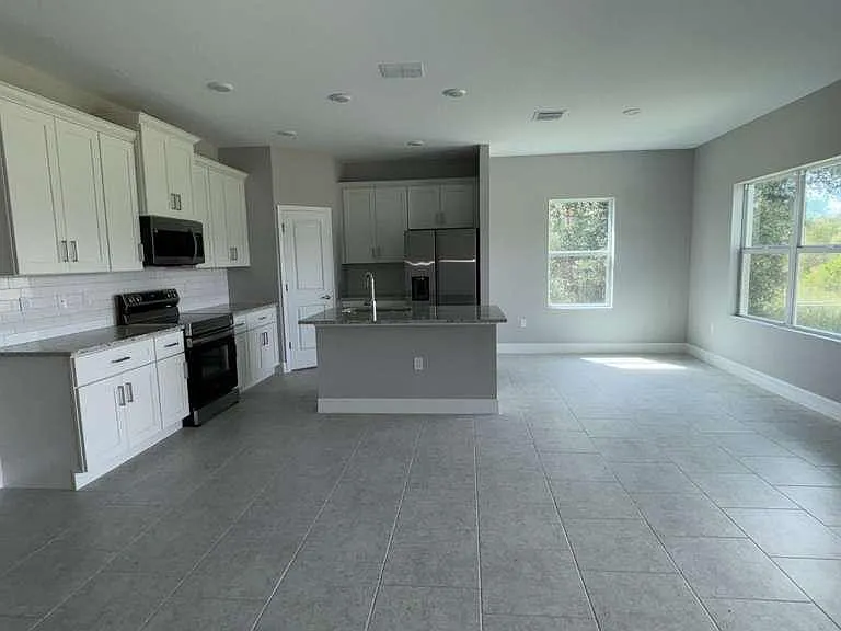 460 Westchester Dr — Photo 7