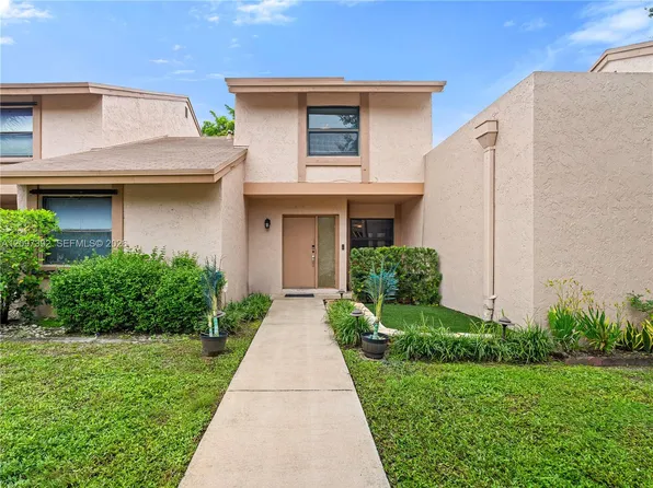 16 Chestnut Cir, Hollywood, FL 33026