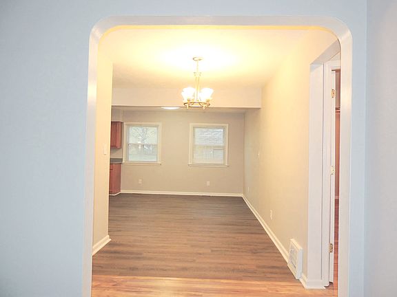 3rd image of 611 E 250th St