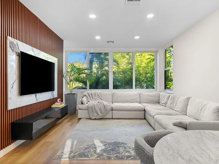 1213 Tequesta St — Photo 5