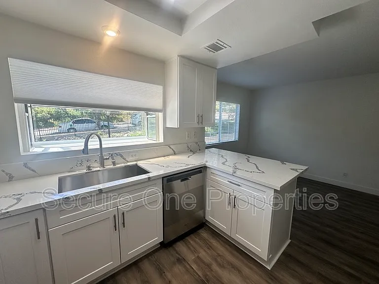 674 Warwick Ave — Photo 11