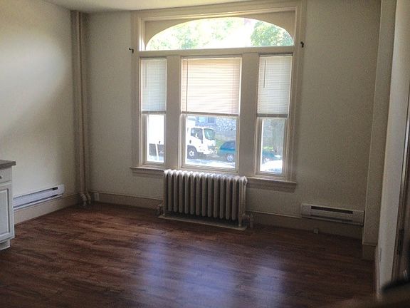 5th image of 577 E Chestnut St APT 1