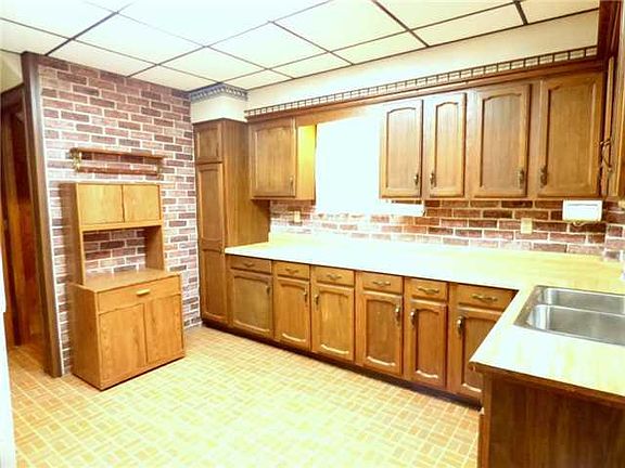 4th image of 638 White St