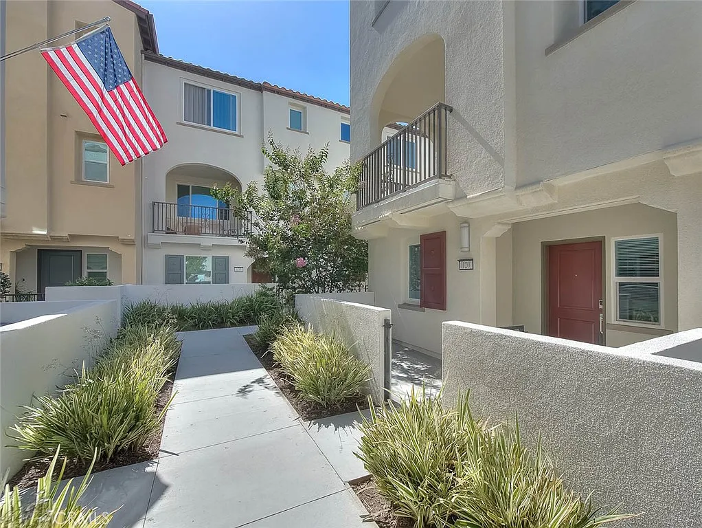 3 bed, 4.0 bath, 1650 sqft, $4,450 — Photo 2
